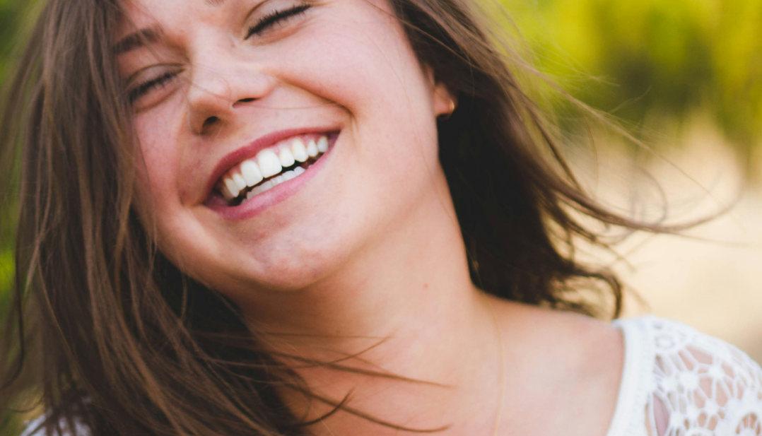 Come avere denti bianchi: trattamenti sicuri e naturali