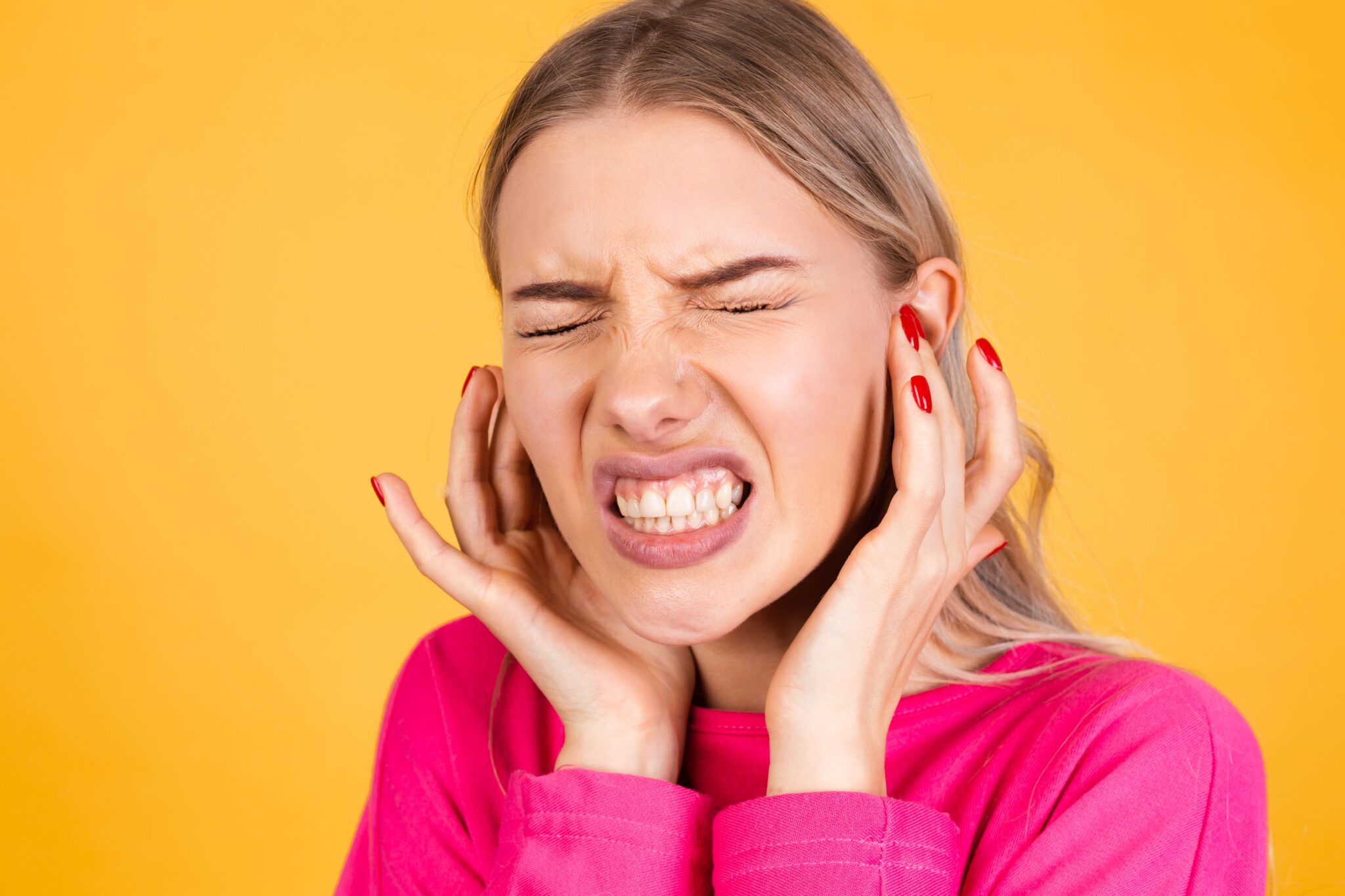 donna che manifesta dolore alla mandibola